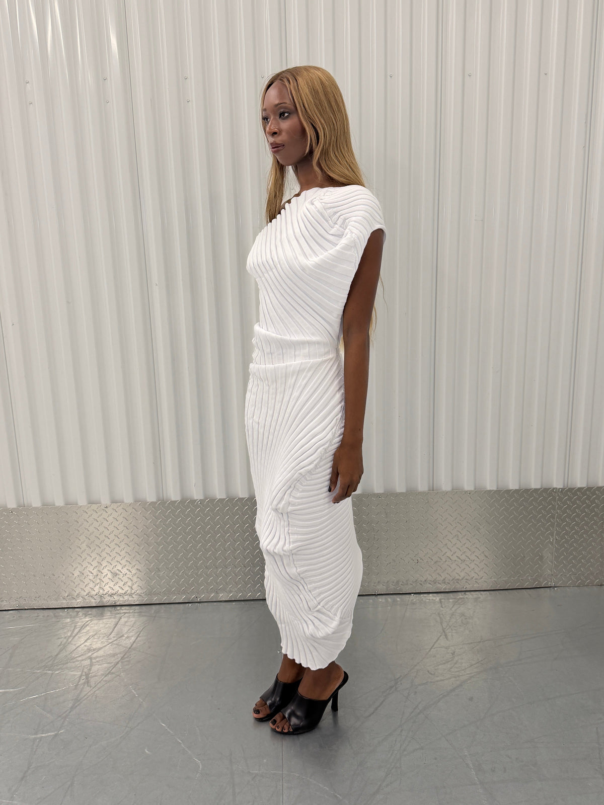 issey miyake 'as it is' off-shoulder midi dress - white