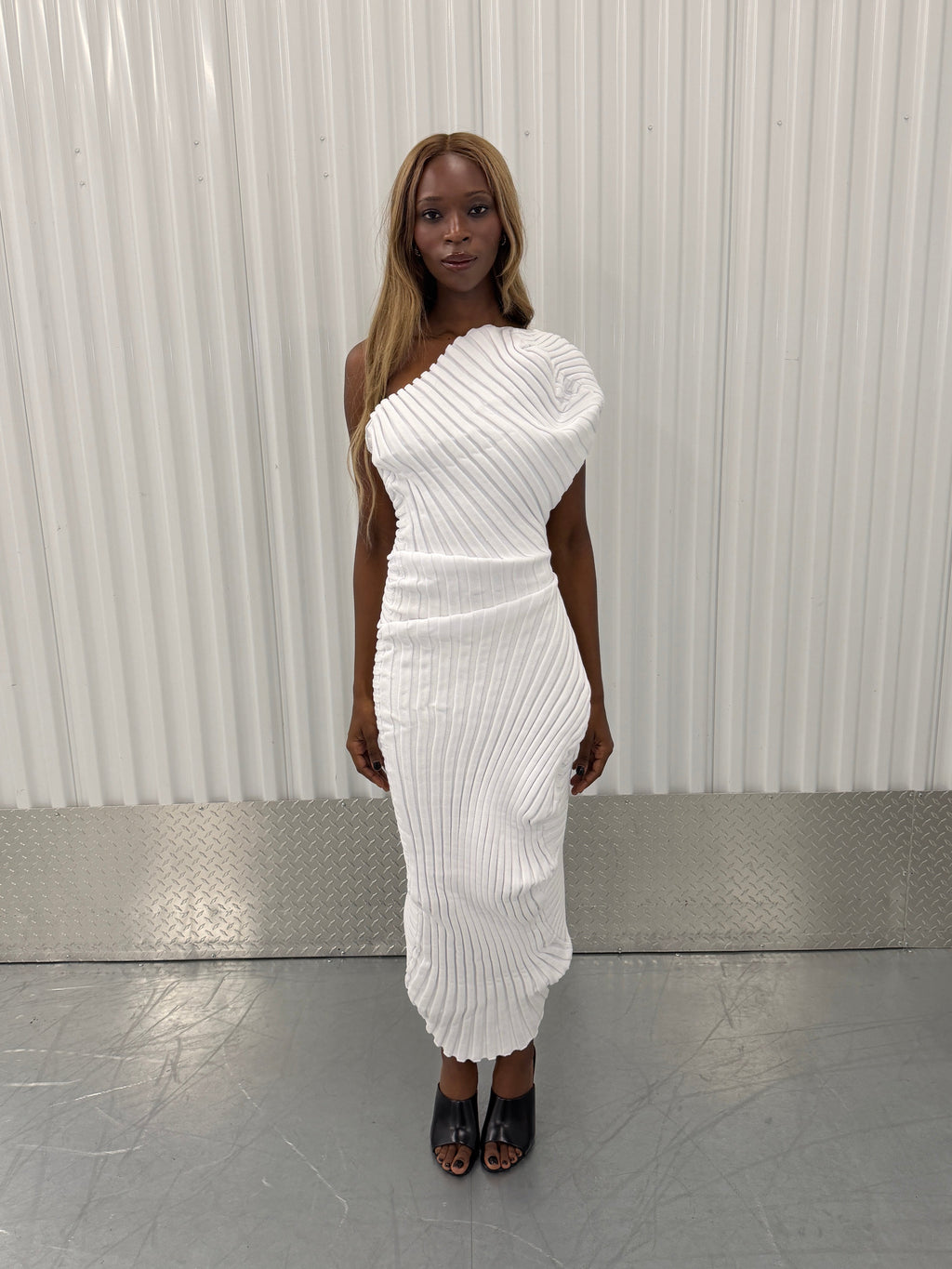 issey miyake 'as it is' off-shoulder midi dress - white