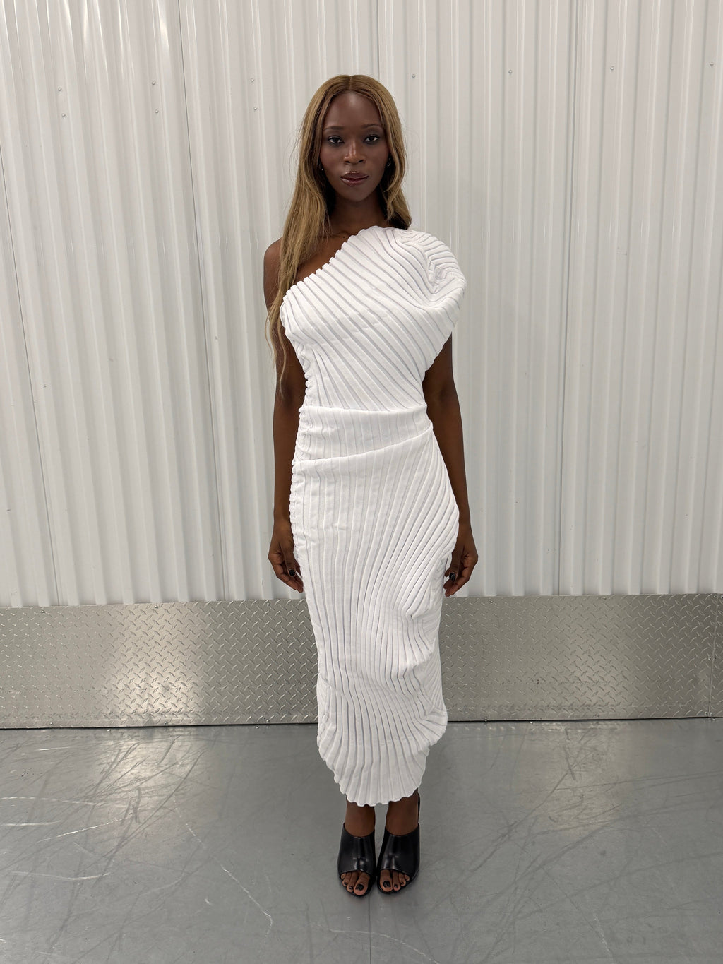issey miyake 'as it is' off-shoulder midi dress - white