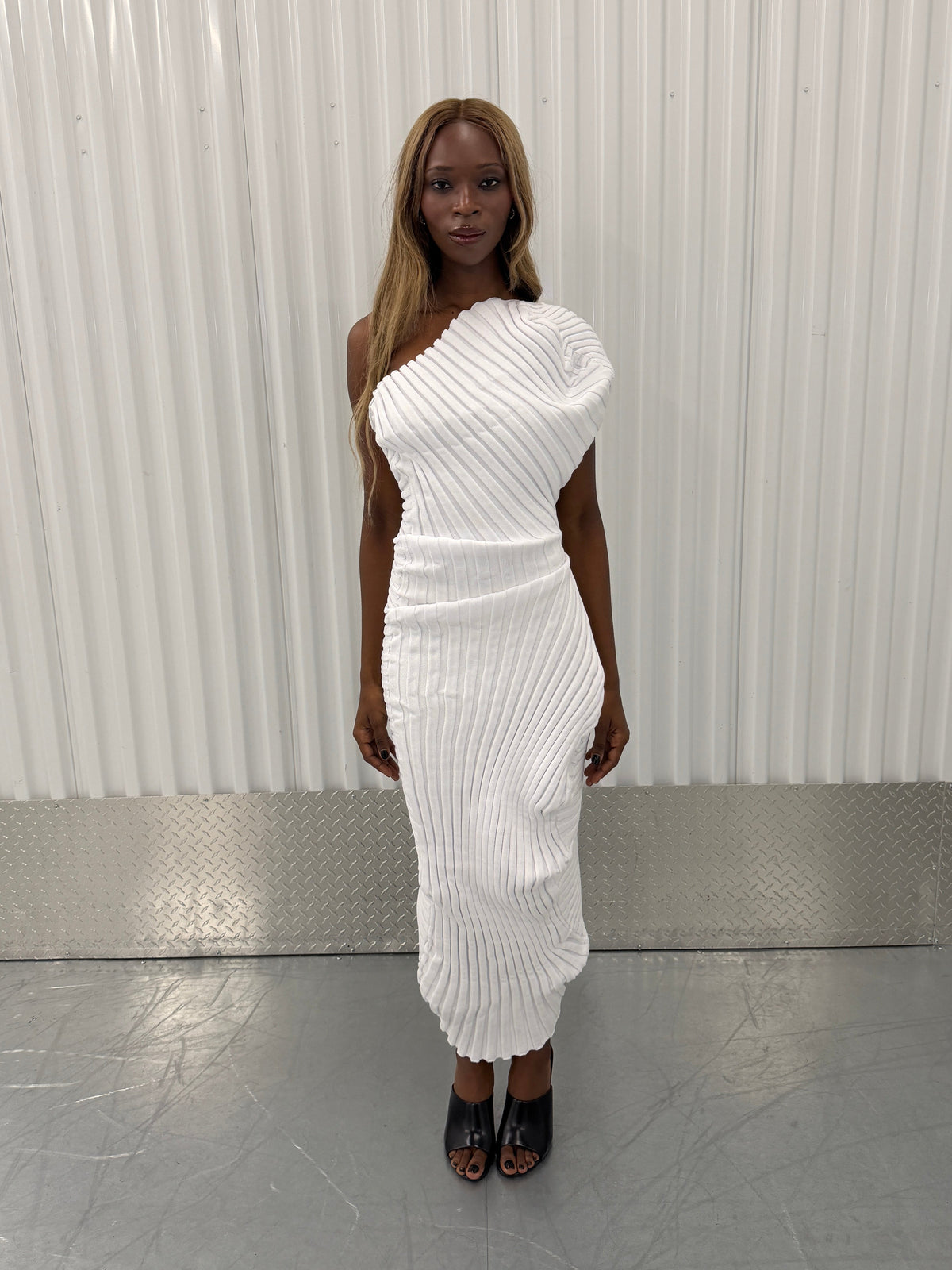 issey miyake 'as it is' off-shoulder midi dress - white
