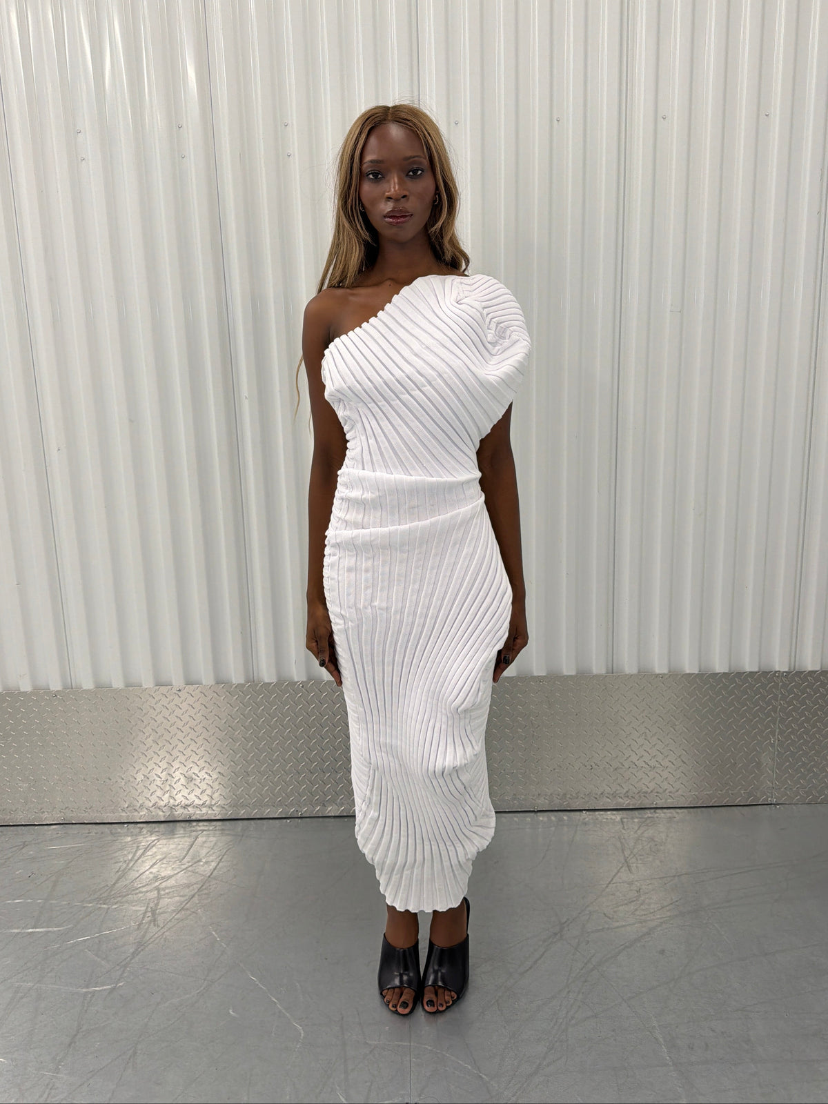 issey miyake 'as it is' off-shoulder midi dress - white
